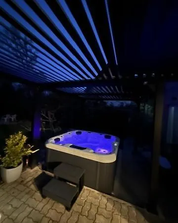 Verandas Vendeghaz בית נופש *